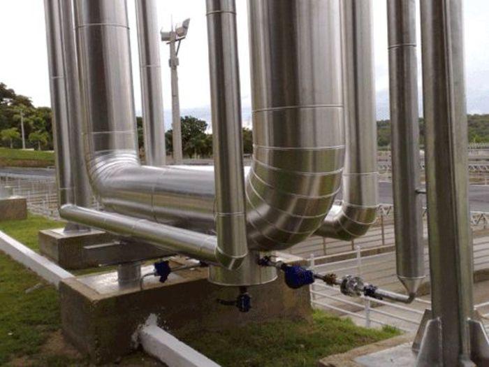 Montagem de isolamento térmico em tubulação