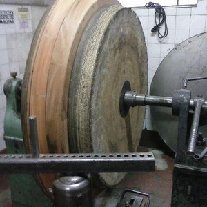 Serviços de repuxação para metais 